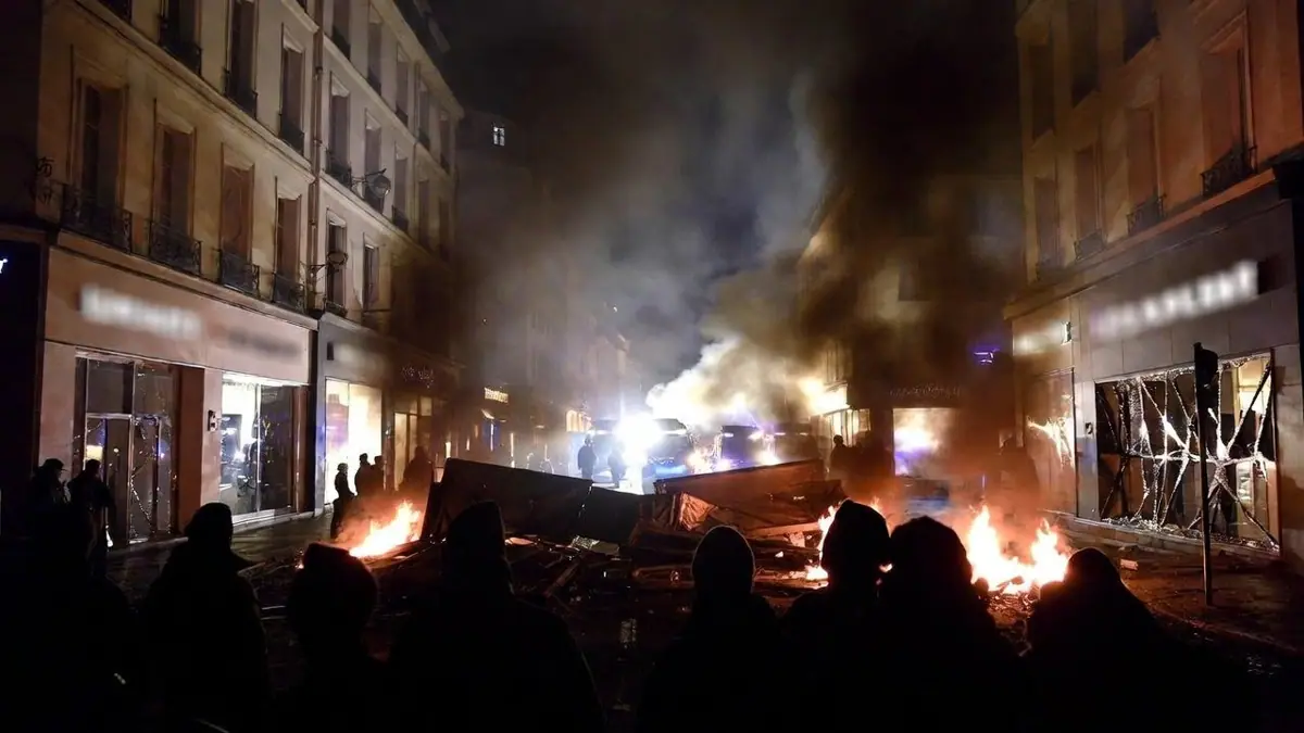 Франция снова в огне: погромы, 2,5 тысячи задержанных и мародёры в бутиках